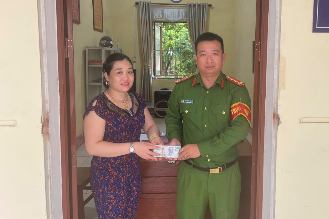 Công an phường Nguyễn Đại Năng hỗ trợ công dân nhận lại tiền chuyển nhầm tài khoản ngân hàng